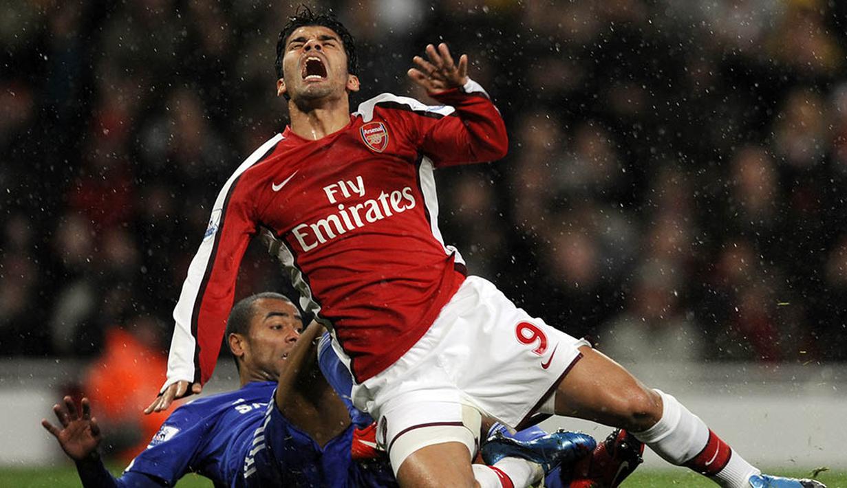 6. Eduardo (Arsenal), patah kaki yang menimpanya saat melawan Birmingham pada tahun 2008 membuat kariernya runtuh. Tahun 2010, striker kelahiran Brasil itu dibuang ke Shakhtar Donetsk karena performanya menurun drastis. (AFP/Adrian Dennis)