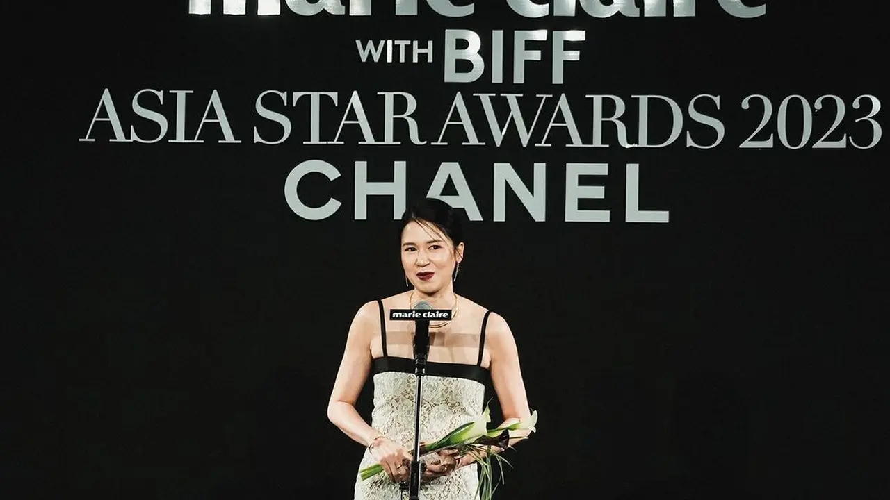 7 Potret Laura Basuki Raih Penghargaan di BIFF 2023, Ungkap Rasa Bangga