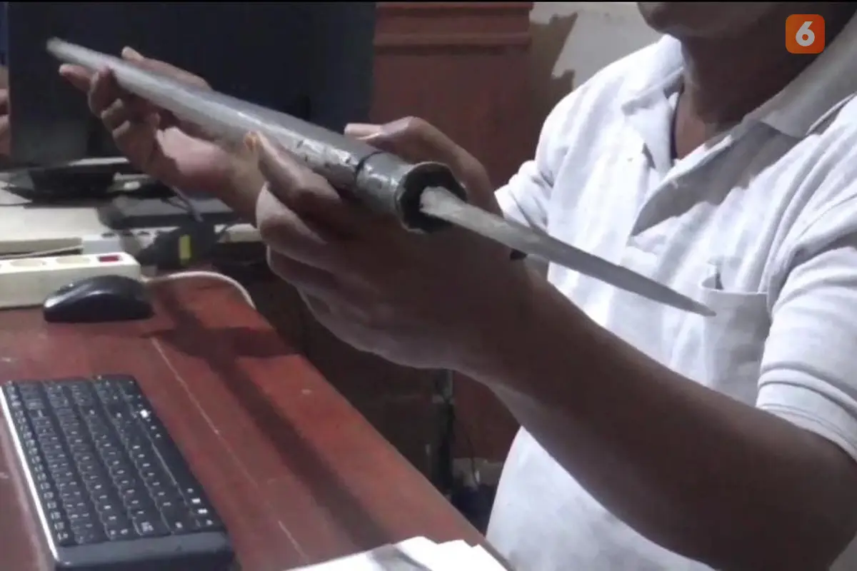 Tombak yang digunakan pelaku menganiaya korban (Liputan6.com/Fauzan)