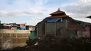 Warga berdiri di kawasan proyek normalisasi Kali Ciliwung di Kelurahan Bukit Duri, Jakarta, Sabtu (7/1).  Meski warga Kelurahan Bukit Duri yang terdampak penggusuran memenangkan gugatan di PTUN Jaksel, proyek tetap dilanjutkan. (Liputan6.com/Johan Tallo)