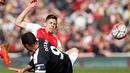 Perebutan bola antara pemain Watford dengan pemain Arsenal pada putaran keenam Piala FA di Stadion Emirates, London, Minggu (13/3/2016). (AFP/Ian Kington)