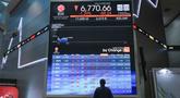 Seorang pria memantau layar yang menampilkan Indeks Harga Saham Gabungan (IHSG), yang anjlok signifikan selama pembukaan pasar, di gedung Bursa Efek Indonesia di Jakarta pada Rabu 13 Mei 2026. (BAY ISMOYO/AFP)