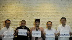 Ki-ka: Sebastian Salang, Romo Benny Susatyo, Ray Rangkuti, Ari Nucahyo dan Jerry Sumampow saat menggelar konferensi pers terkait Setya Novanto, Jakarta, Minggu (29/11/2015). Koalisi Bongkar Mafia Parlemen mendesak Setnov mundur.(Liputan6.com/Johan Tallo) 