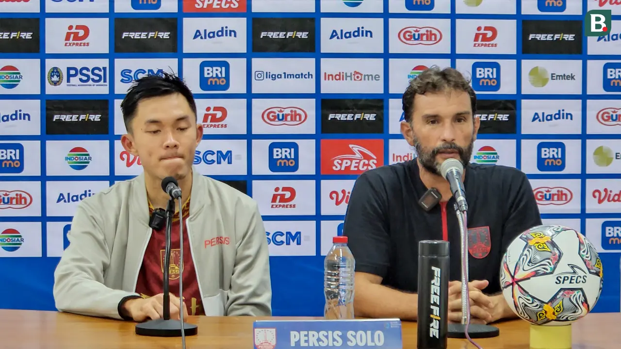 Pelatih Persis Solo, Leonardo Medina (kanan)