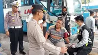 Kapolres Situbondo memberikan imbauan kepada para sopir bus ditengah uji kelaikan bus angkutan mudik lebaran diterminal Situbondo (Istimewa)