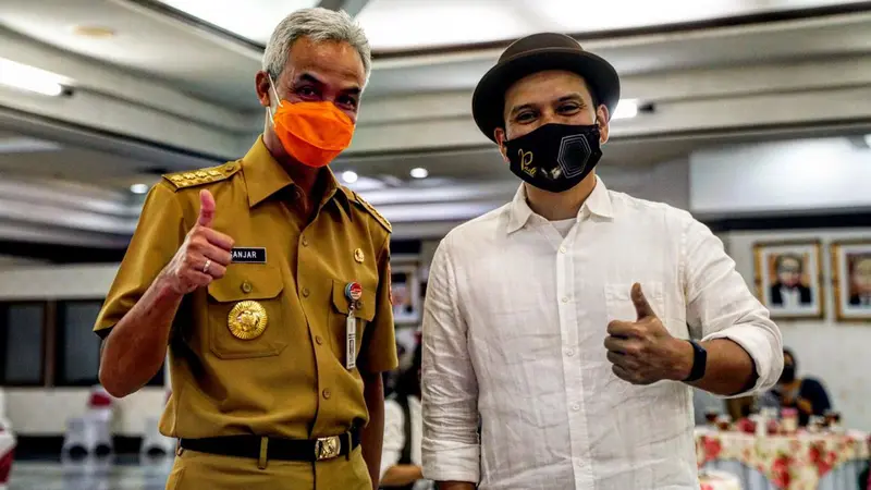 Ketua Umum Kagama, Ganjar Pranowo bersama Vokalis Padi Reborn, Fadly usai acara penyerahan lagu Kagama Bhakti di Semarang, Jawa Tengah, Senin, 22 Februari 2021.