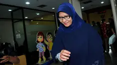 Usai menjenguk suaminya Anas Urbaningrum, Athiyyah Laila menebar senyum (Liputan6.com/Faisal R Syam).