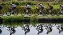 Refleksi pebalap Tour de France pada etape kelima dengan jarak 160,5 km antara Vittel dan La Planche des Belles Filles, (5/7/2017). (AFP/Philippe Lopez)