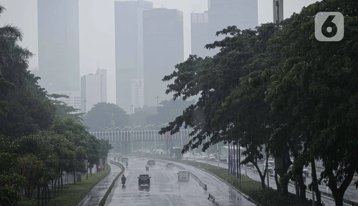 Sejumlah kendaraan melintas saat hujan di Bundaran HI, Jakarta, Jumat (18/2/2022). BMKG mengungkapkan potensi curah hujan meningkat dan cuaca ekstrem sepanjang 17-23 Februari 2022. Sejumlah wilayah diminta waspada dampak yang terjadi dari cuaca buruk. (Liputan6.com/Faizal Fanani)