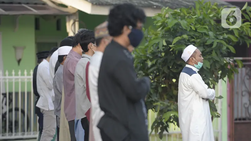 FOTO: Cegah Tertular Corona, Warga Tangsel Salat Id Berjemaah Pakai Masker