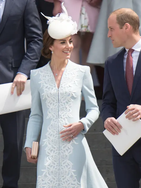 Di tahun yang sama, Kate Middleton mulai beradaptasi dengan aturan berpakaian kerajaan. Meski panjang rok masih di atas lutut, namun, ia terbiasa mengenakan topi fascinator serta menggenggam tas model clutch (Foto: Shutterstock)