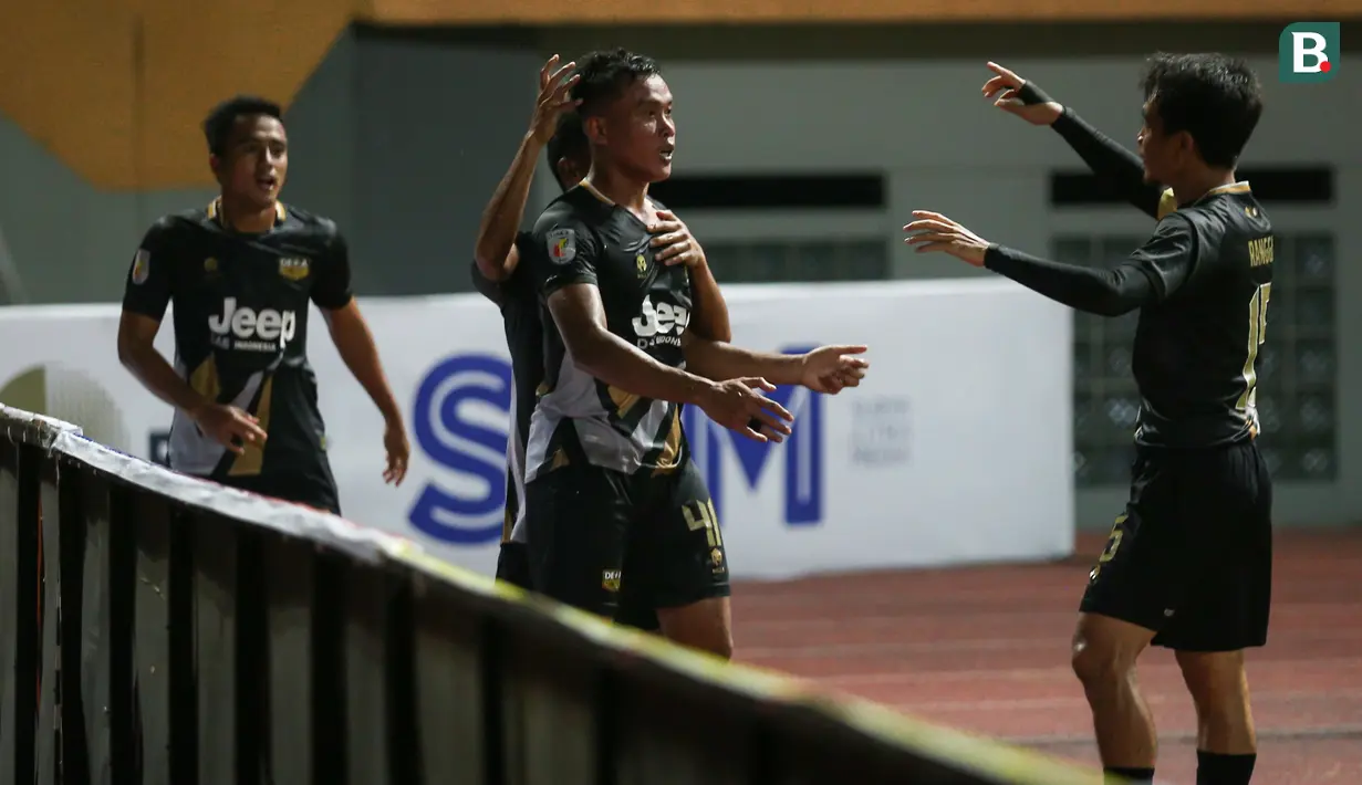 Sejumlah pemain Dewa United merayakan gol pertama ke gawang PSIM Yogyakarta yang dicetak Selamet Budiono (tengah) dalam matchday pertama Grup Y Babak 8 besar Liga 2 2021 di Stadion Wibawa Mukti, Cikarang, Kamis (16/12/2021). (Bola.com/Bagaskara Lazuardi)