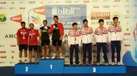 Penganugerahan medali ganda campuran Kejuaraan Dunia Junior 2017. Terlihat Rehan Naufal Kusharjanto coba membantu Siti Fadia Silva Ramadhanti berdiri. (Liputan6.com/Switzy Sabandar)