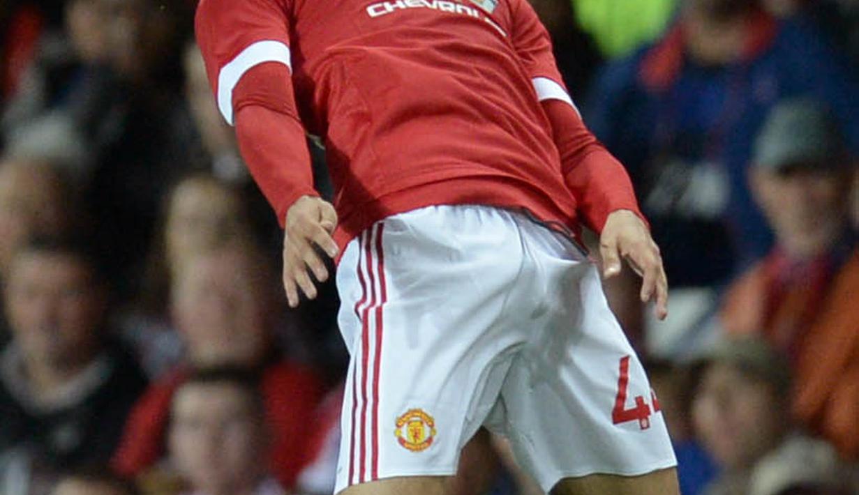 1. Andreas Pereira, menembus skuat inti MU pada musim lalu tak membuatnya mendapat tempat di bawah asuhan Jose Mourinho. Menurut, Daily Mail, wonderkid Brasil ini masuk dalam daftar pemain yang akan dipinjamkan oleh Setan Merah. (AFP/Oli Scarff)