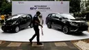 Mobil listrik terparkir di halaman Kementerian Perindustrian (Kemenperin) di Jakarta, Senin (26/2). Mitsubishi Motors menghibahkan 10 unit mobil listrik kepada pemerintah Indonesia. (Liputan6.com/JohanTallo)