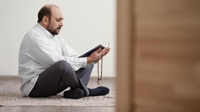 Ilustrasi muslim membaca Al-Qur'an
