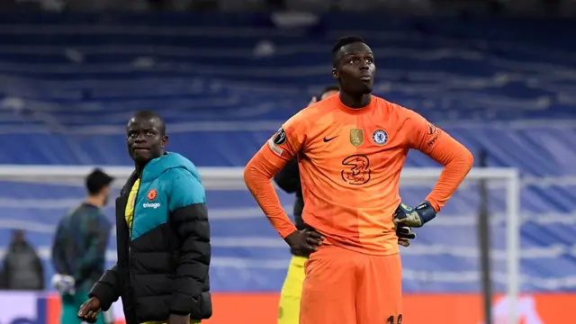 Ekspresi dua penggawa Chelsea, N'Golo Kante (kiri) dan Edouard Mendy