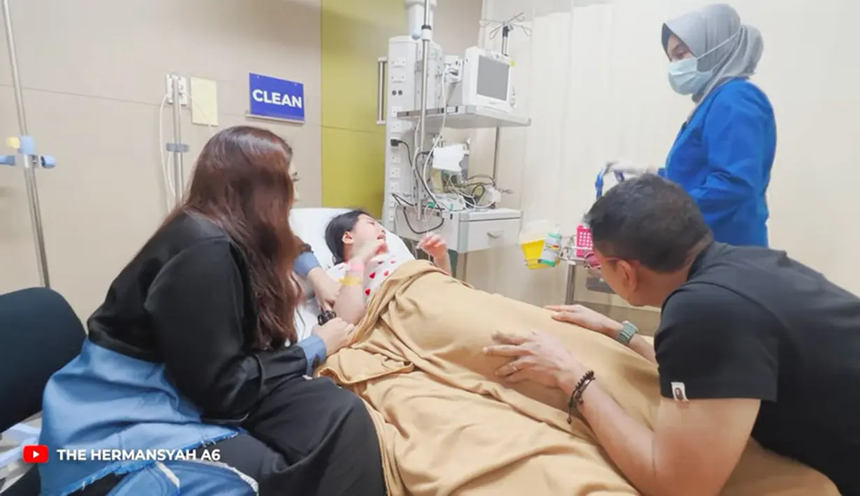 "Arsy kembali harus dilarikan ke rumah sakit lagi karena kondisinya yang tidak memungkinkan," tulis dalam video. Tampak Arsy digendong Azriel dan kembali di bawa ke rumah sakit. [Youtube/The Hermansyah A6]