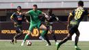 Pemain Bhayangkara FC, Ilija Spasojevic (tengah) berusaha melewati adangan para pemain Sriwijaya FC pada lanjutan Liga 1 2017 di Stadion Patriot Bekasi, Minggu (20/8/2017). (Bola.com/Nicklas Hanoatubun)
