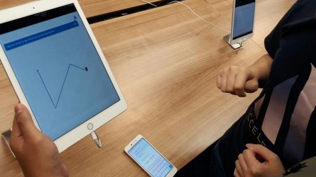 Pengemudi Uber sedang melihat aplikasi bagi mitra Uber yang memperlihatkan gambaran permintaan di sebuah lokasi. (Ilyas/Liputan6.com)