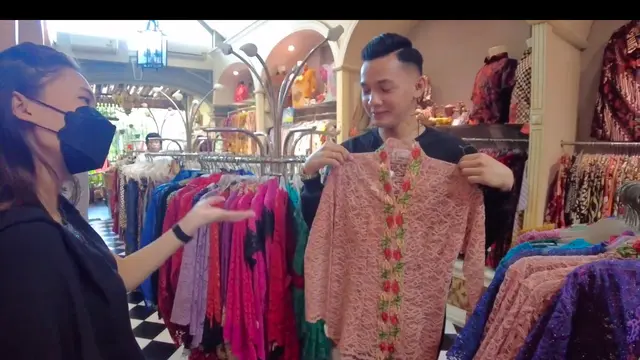 Momen Nella Kharisma dan Dory Harsa Belanja Baju Batik. (Sumber: YouTube/Dory Harsa Music)