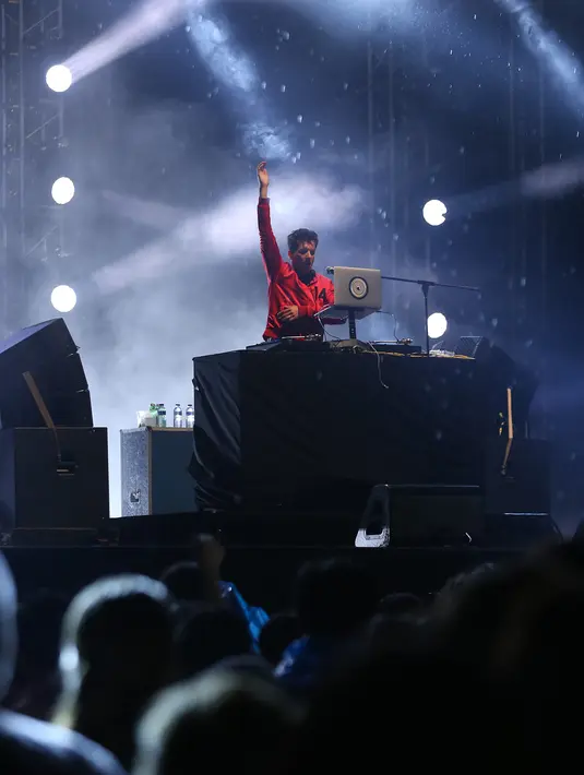 Peraih Grammy Award lewat lagu Uptown Funk itu langsung memainkan turntable hingga membakar semangat penonton yang mengerumi sekitar panggung WTF 2016. (Galih W. Satria/Bintang.com)