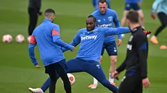 Pemain West Ham United Manuel Lanzini (kiri), Michail Antonio (tengah) dan Vladimir Coufal menghadiri sesi latihan menjelang duel leg I semifinal Liga Europa 2021/2022, di tempat latihan West Ham United di London timur, Rabu (27/4/2022). West Ham menjamu Eintracht Frankfurt di London Stadium pada Jumat, 29 April dini hari. Kedua kesebelasan mengincar tiket ke Liga Champions musim depan. (Ben Stansall / AFP)
