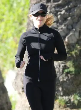 Reese Witherspoon tertabrak mobil saat jogging di luar rumah