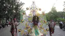 Kementerian Pariwisata dan Ekonomi Kreatif (Kemen Parekraf) menggelar karnaval di Jalan Medan Merdeka Barat, Jakarta, Senin (18/8/14). (Liputan6.com/Herman Zakharia)