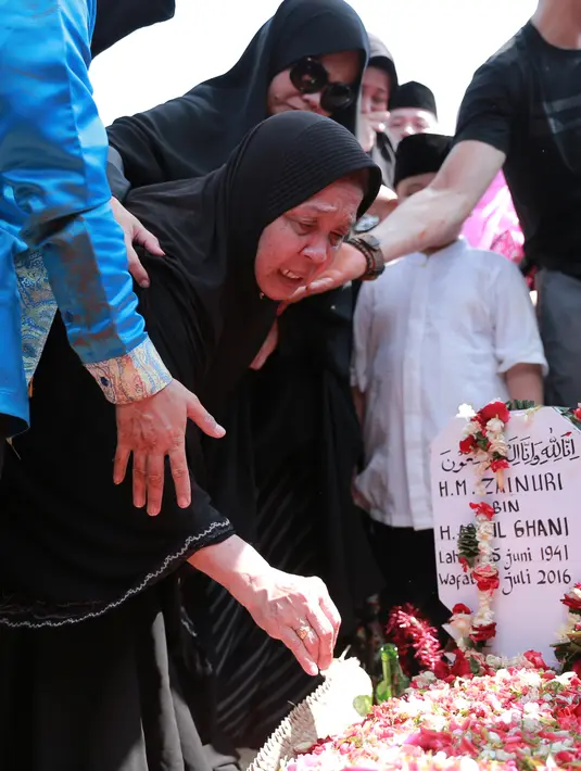 Seperti diketahui, sebelum meninggal, almarhum HM Zainuri menjalani perawatan di Rumah Sakit Sari Asih Tangerang, pada Senin (18/7/2016) sekitar pukul 00.10 WIB. (Adrian Putra/Bintang.com)