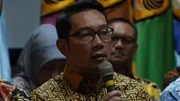 Gubernur Jawa Barat Ridwan Kamil menyambut baik rektor terpilih Unpad periode 2019-2024. (Liputan6.com/Huyogo Simbolon)