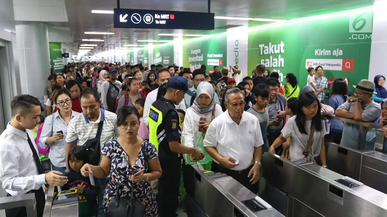 Naik Kereta MRT Selama Libur Lebaran