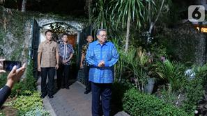 Presiden ke-6 Susilo Bambang Yudhoyono saat menerima kedatangan Pimpinan MPR di kediamannya di Puri Cikeas, Bogor, Jawa Barat, Rabu (16/10/2019). Kedatangan pimpinan MPR dalam rangka mengantarkan undangan pelantikan Presiden dan Wapres periode 2019-2024. (Liputan6.com/Herman Zakharia)