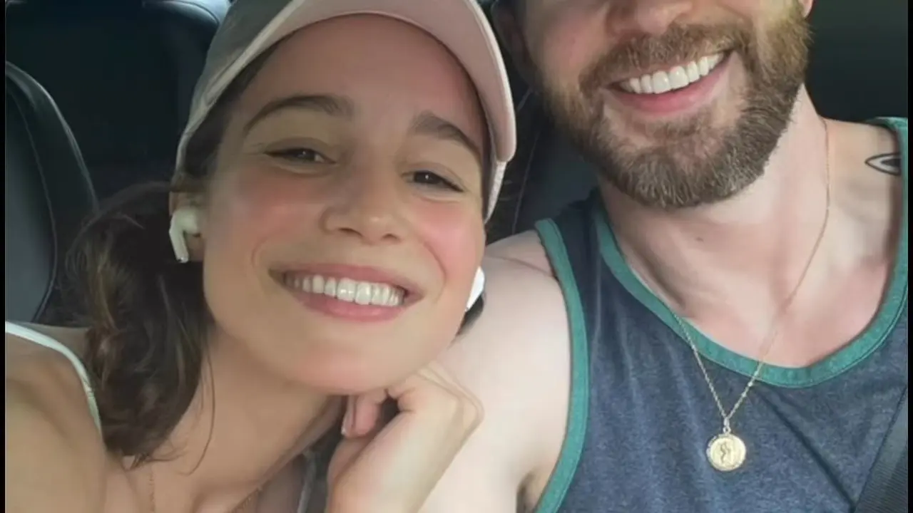 Chris Evans bersama sang kekasih Alba Babtista. (Foto: Instagram Stories/chrisevans)
