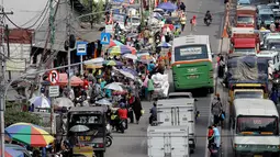 Tampak mobil Satpol PP terparkir dibahu jalan kawasan pasar Tanah Abang, Jakarta, Senin (9/6/14). (Liputan6.com/Faizal Fanani)