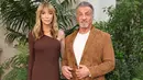 <p>Sylvester Stallone (kanan) bersama istrinya Jennifer Flavin menghadiri Ralph Lauren SS23 Runway Show di The Huntington Library, Art Collections and Botanical Gardens, San Marino, California. Amerika Serikat, 13 Oktober 2022. Pasangan itu mengumbar kemesraan setelah baru-baru ini Jennifer Flavin secara mengejutkan mengajukan gugatan cerai kepada Sylvester Stallone, namun berakhir damai. (Amy Sussman/Getty Images/AFP)</p>