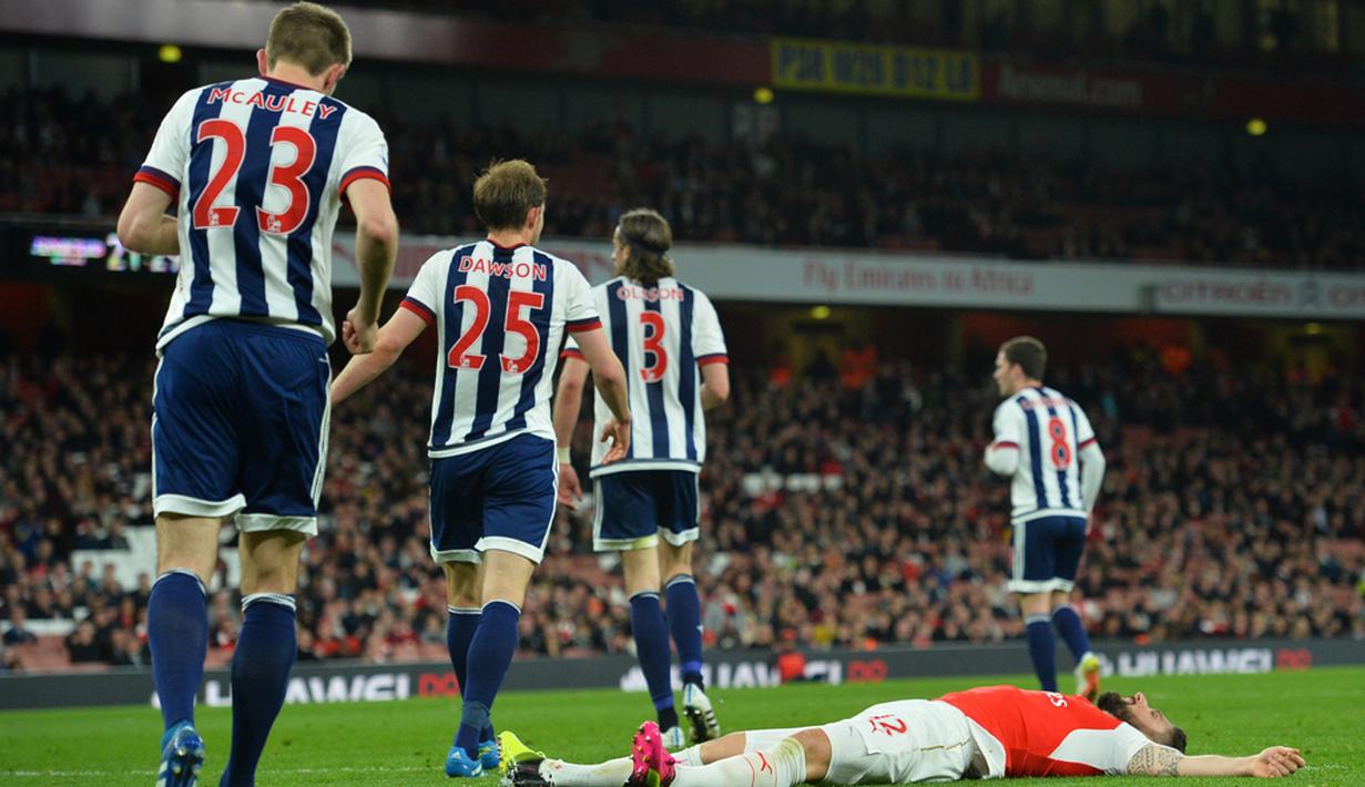 Striker Arsenal, Olivier Giroud, terjatuh setelah gagal memanfaatkan peluang di depan gawang West Bromwich Albion pada lanjutan Liga Inggris di Stadion Emirates, London, Jumat (22/4/2016) dini hari WIB. (AFP/Glyn Kirk)