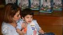 Nikita Mirzani bersama Azka ketika merayakan ulang tahun anak keduanya tersebut di Rumah Anyo, rumah bagi anak penderita kanker, Jakarta, Senin (3/10). Nikita mengatakan ingin mengajarkan Azka untuk berbagi dengan sesama (Liputan6.com/Herman Zakharia)