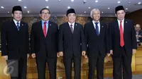 Ade Komaruddin (tengah) bersama para Pimpinan DPR berpose bersama jelang pelantikan Ketua DPR yang baru, Jakarta, Senin (11/01/2016). Ade dilantik untuk menggantikan Setya Novanto yang mundur dari kursi Ketua DPR. (Liputan6.com/Johan Tallo)
