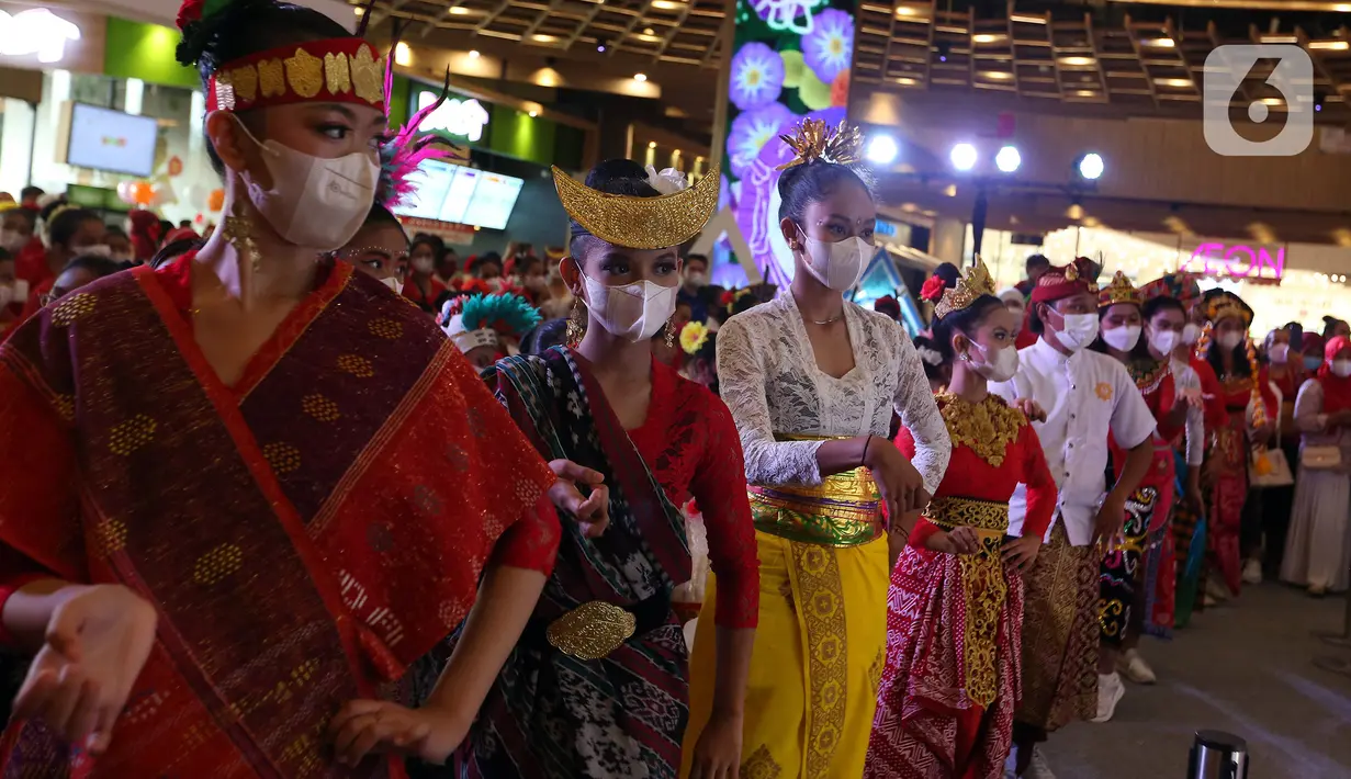 Sejumlah penari dari Yayasan Belantara Budaya Indonesia melakukan flashmob tarian daerah dalam acara bertemakan "Tunjukkan Indonesiamu" di Jakarta, Rabu (17/8/2022). Sebanyak 277 penari berkebaya merah putih menampilkan 17 tarian daerah yang bertujuan untuk  memperingati Hari Kemerdekaan ke-77 RI sekaligus sebagai bentuk gerakan dukungan Kebaya Goes to UNESCO.  (Liputan6.com/Johan Tallo)