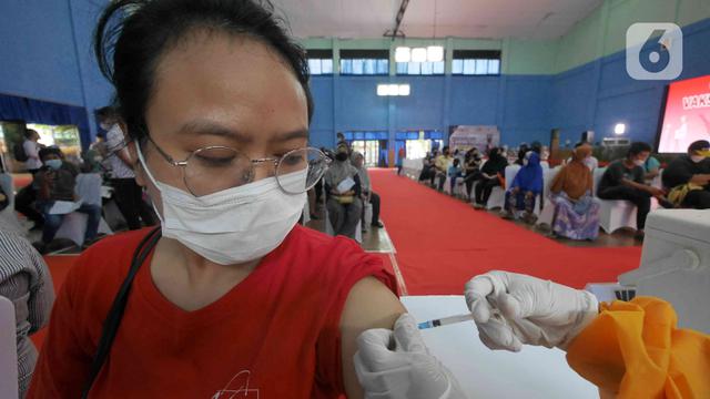 Vaksin Booster Serentak di GOR Radio Dalam