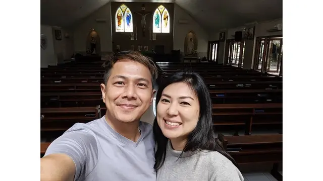 7 Potret Mesra Delon Thamrin dan Sang Kekasih, Bakal Nikah?