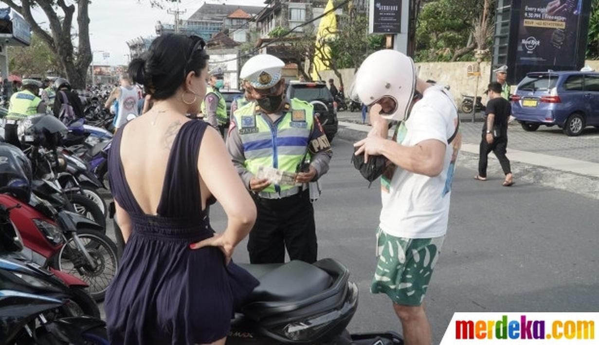 Potret Ekspresi Bulebule di Bali saat Kena Tilang Polisi Photo