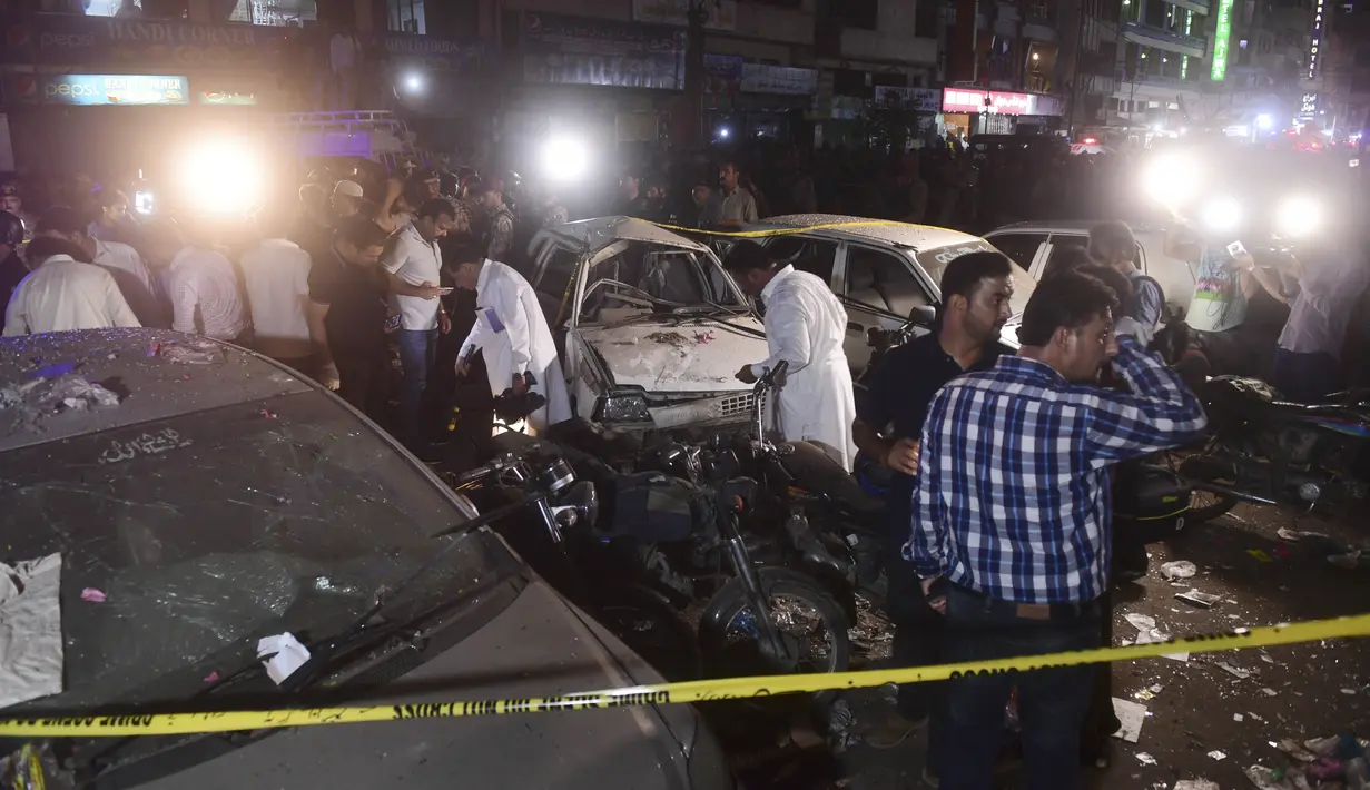 Petugas keamanan memeriksa lokasi setelah ledakan bom, di Karachi pada 12 Mei 2022. Satu orang tewas dan 12 terluka dalam ledakan bom akhir 12 Mei 2022 di Karachi, kata polisi, hanya dua minggu setelah serangan bunuh diri oleh sebuah kelompok separatis Pakistan membunuh empat orang di kota yang sama. (AFP/Asif Hassan)
