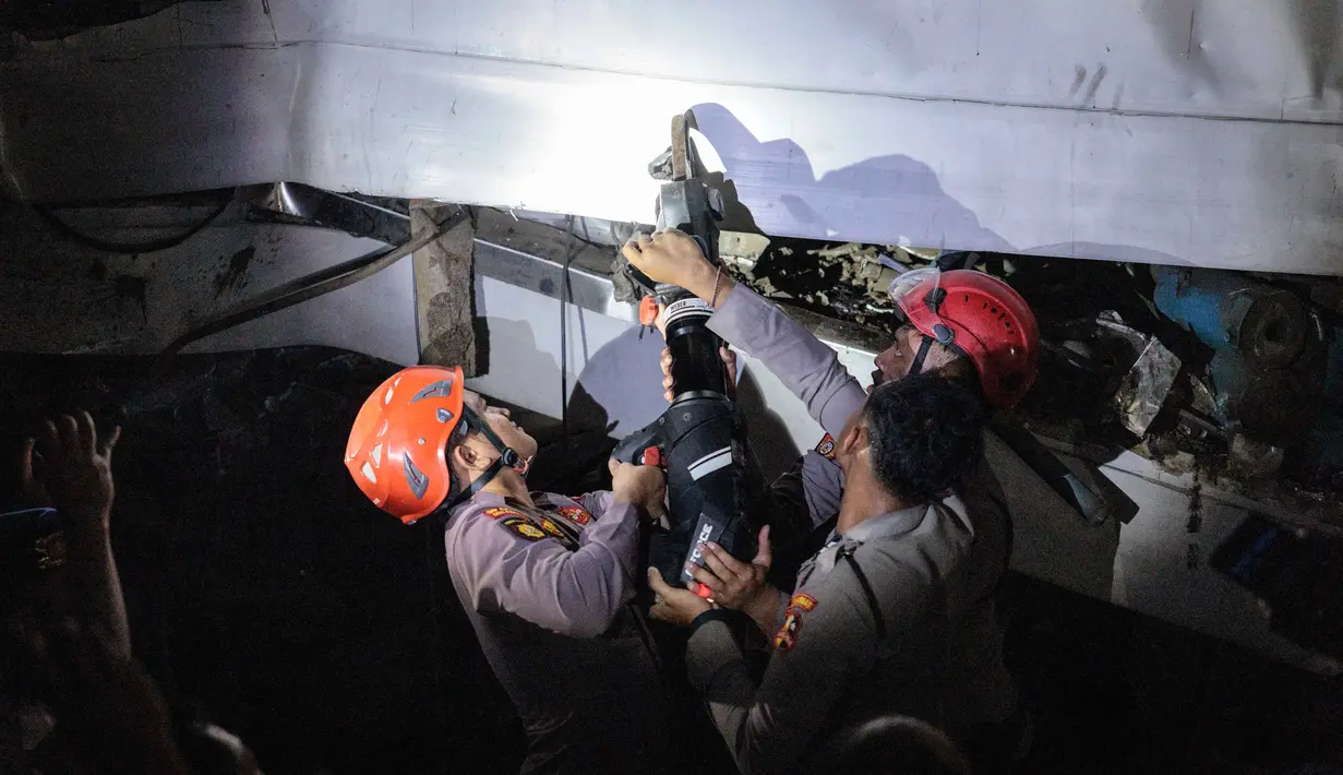 Tim penyelamat bekerja di lokasi terjadinya tabrakan kecelakaan Kereta Api Jarak Jauh (KAJJ) Argo Bromo Anggrek dengan Kereta Rel Listrik (KRL) Commuter Line di Stasiun Bekasi Timur, Jawa Barat, pada Selasa 28 April 2026 dini hari. (Yasuyoshi Chiba/AFP)