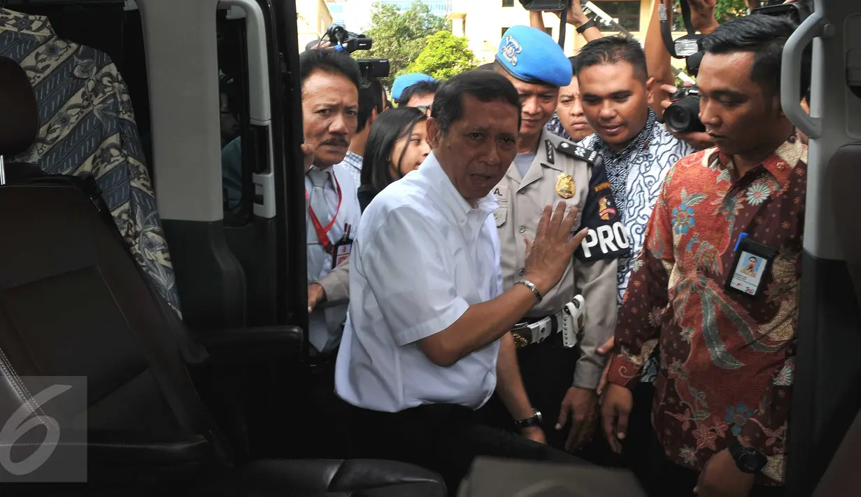 Direktur Utama PT Pelindo II, Richard Joost Lino memasuki mobil yang menjemputnya usai menjalani pemeriksaan di Bareskrim Mabes Polri, Jakarta, (18/11/2015). RJ Lino diperiksa selama 6 jam dengan 12 pertanyaan. (Liputan6.com/Gempur M Surya)