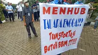 Pekerja Dan Pengusaha Kapal Berdemonstrasi Tuntut Kenaikan Harga Tiket Penyebrangan, Imbas Kenaikan Harga BBM. (Kamis, 22/09/2022). (Yandhi Deslatama/Liputan6.com).