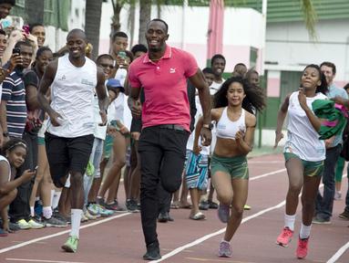 1.	Sprinter Jamaika juara Olimpiade,Usain Bolt, berlomba dengan anak-anak saat mengunjungi kompleks olah raga Mangueira, Rio de Janeiro, Brasil. Jumat (16/4).