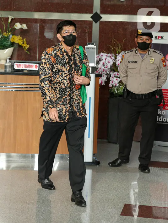 Kepala Kantor Pajak Madya Jakarta Timur, Wahono Saputro, berjalan keluar Gedung Merah Putih KPK, Jakarta Selatan, Selasa (14/3/2023).  Sejumlah pertanyaan dilontarkan oleh para awak media, termasuk soal kepemilikan saham di perusahaan Rafael Alun Trisambodo. (Liputan6.com/Faizal Fanani)