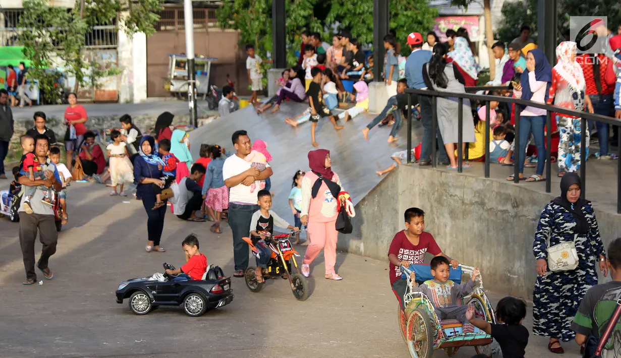 Warga memadati kawasan RPTRA Kalijodo, Jakarta, Minggu (30/12). Libur panjang jelang pergantian tahun dimanfaatkan warga untuk berlibur di kawasan RPTRA Kalijodo, Jakarta. (Liputan6.com/Helmi Fithriansyah)